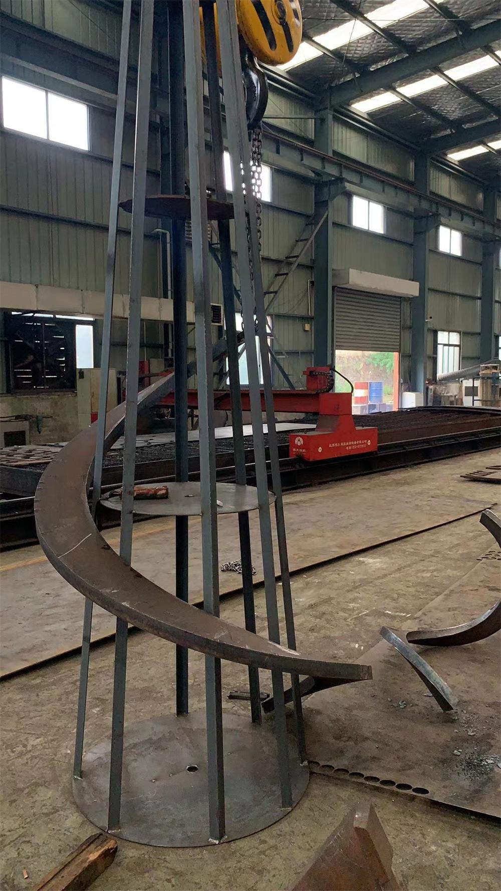 tapered screw conveyor flight for screw feeder and flow control